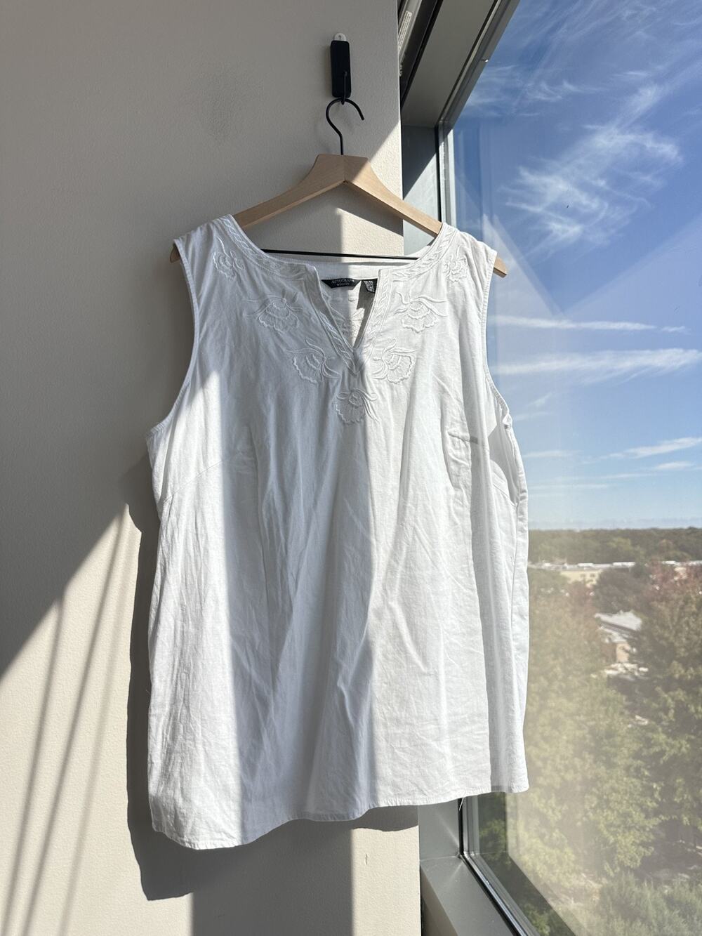 Autograph Woman 100% Linen White Sleeveless V-neck Embroidery Top Resort Sz 2X